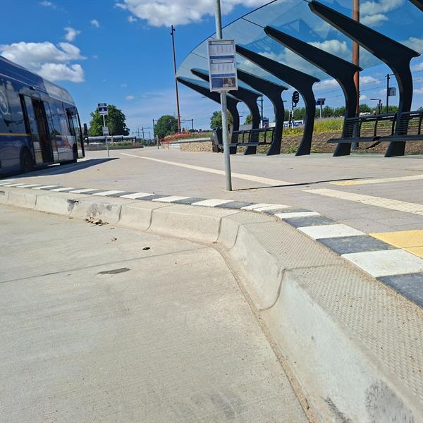 Leicon bushalte elementen voor stationsomgeving Beek-Stein | Façade Beton