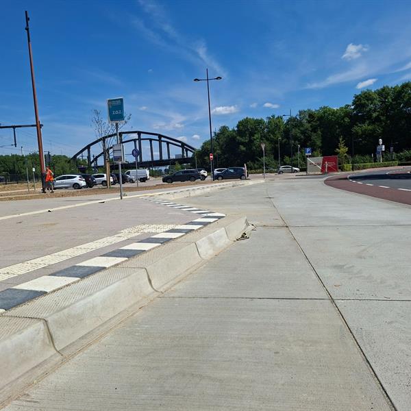 Leicon bushalte elementen voor stationsomgeving Beek-Stein | Façade Beton