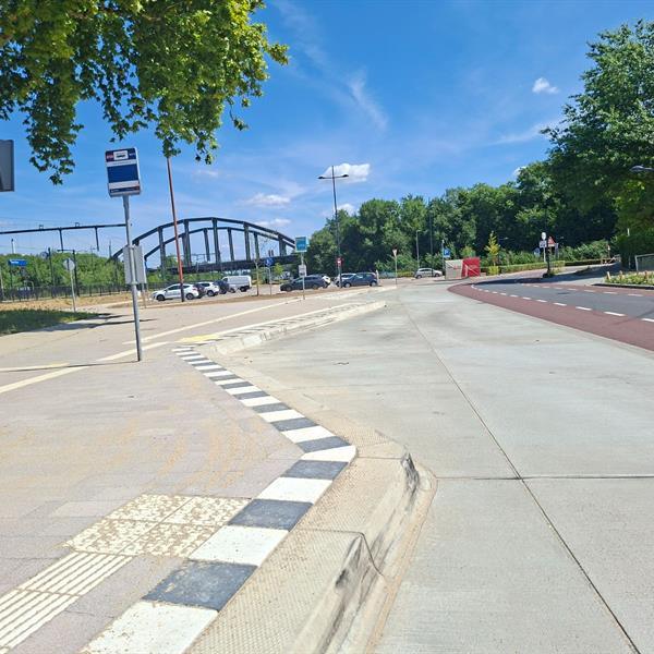 Leicon bushalte elementen voor stationsomgeving Beek-Stein | Façade Beton