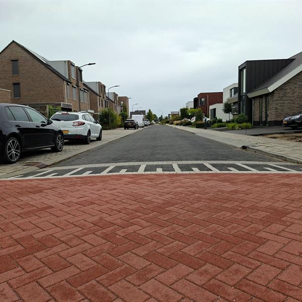 Berding Beton verfraait autovrij hofje Bergerweg Middelharnis | Façade Beton