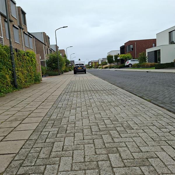 Berding Beton verfraait autovrij hofje Bergerweg Middelharnis | Façade Beton