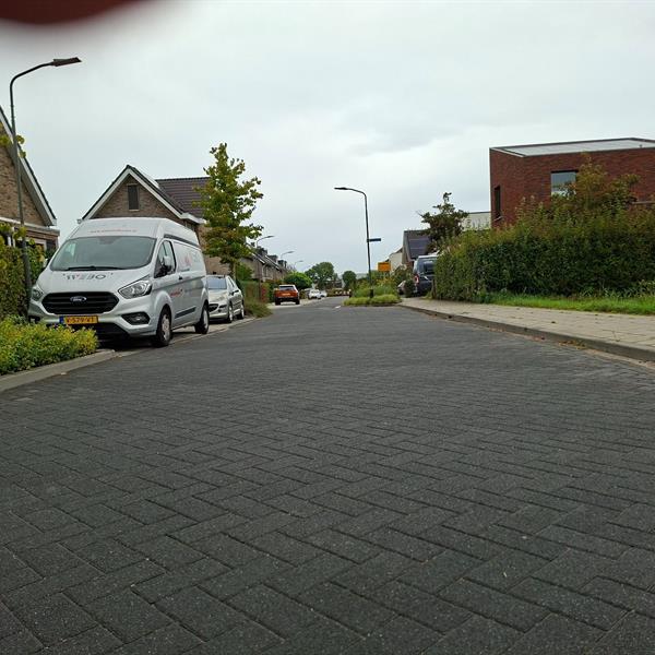 Berding Beton verfraait autovrij hofje Bergerweg Middelharnis | Façade Beton