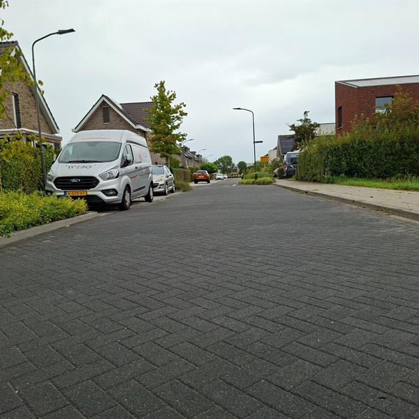 Berding Beton verfraait autovrij hofje Bergerweg Middelharnis | Façade Beton