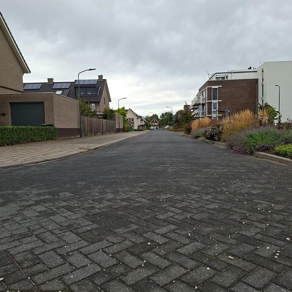 Berding Beton verfraait autovrij hofje Bergerweg Middelharnis | Façade Beton