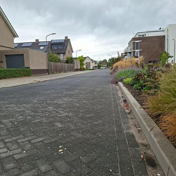 Berding Beton verfraait autovrij hofje Bergerweg Middelharnis | Façade Beton