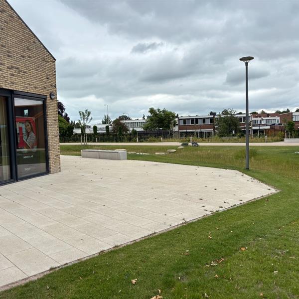 Duurzame en hoogwaardige buitenruimte voor vernieuwbouw CSG Reggestijn in Nijverdal | Façade Beton