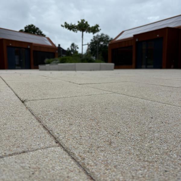 Duurzame en hoogwaardige buitenruimte voor vernieuwbouw CSG Reggestijn in Nijverdal | Façade Beton